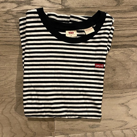 Levi’s Tee - Picture 2 of 3